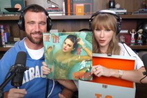 Taylor Swift mostrando su álbum The Life of a Showgirl en un podcast