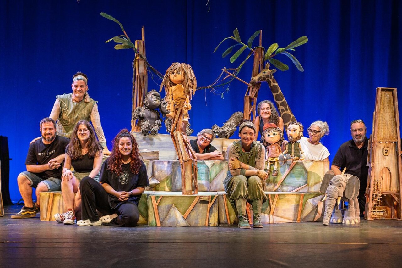 Actores y marionetas en el escenario de un teatro en Formentera