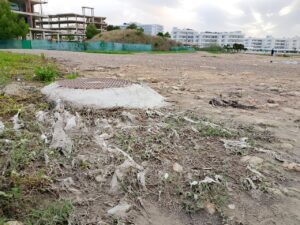 Vista de la playa con residuos y toallitas tras las lluvias en Ibiza