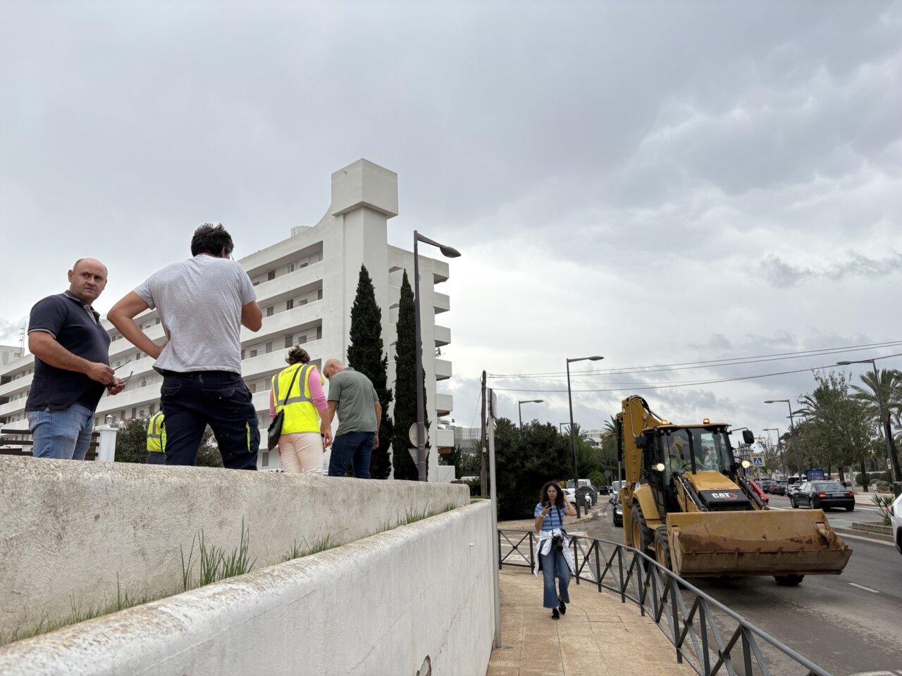 Grupo de trabajadores en una calle con maquinaria pesada