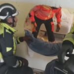 Bomberos realizando rescate en un hotel de Ibiza con butrones en las paredes