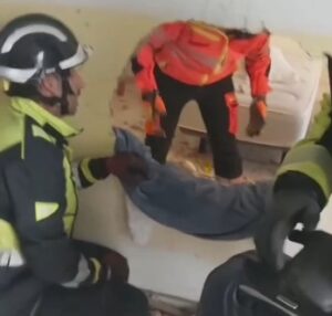 Bomberos realizando rescate en un hotel de Ibiza con butrones en las paredes