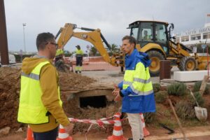 Dos hombres conversando sobre trabajos de construcción en Ibiza.