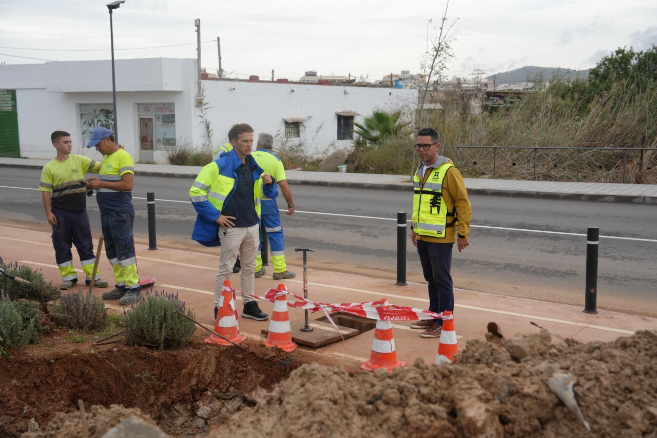 Equipo de trabajadores en una obra de calle con conos de seguridad