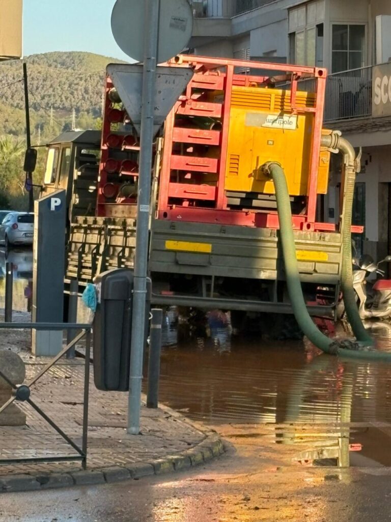 Camión de la UME trabajando en una calle inundada de Ibiza