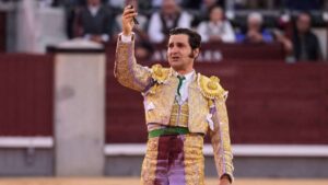 Morante de la Puebla en una corrida de toros, mostrando su traje de luces.