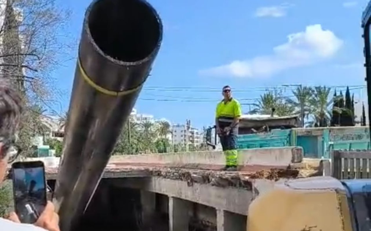 Tubo de 12 metros encontrado en trabajos de limpieza en Ibiza