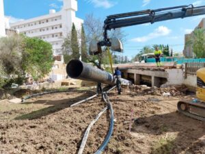 Operarios retiran un tubo gigante de una arqueta en Ibiza