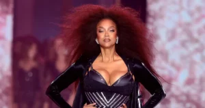 Tyra Banks desfilando en el Victoria's Secret Fashion Show con un vestido negro