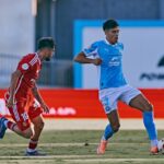 Jugadores de UD Ibiza y Nàstic de Tarragona en un partido de fútbol.
