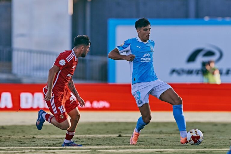 Jugadores de UD Ibiza y Nàstic de Tarragona en un partido de fútbol.