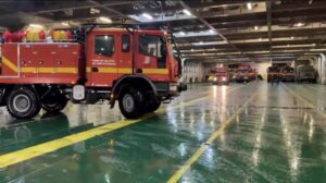 Vehículo de la Unidad Militar de Emergencias en un barco hacia Ibiza