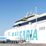 Buque de Baleària siendo abastecido con bioGNL en puerto