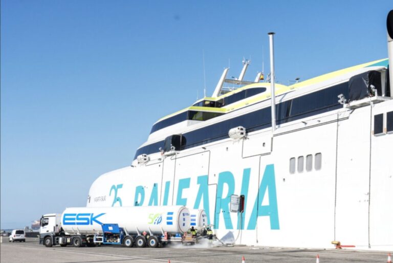 Buque de Baleària siendo abastecido con bioGNL en puerto