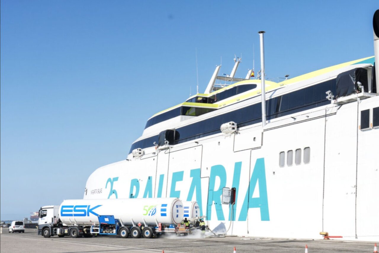Buque de Baleària siendo abastecido con bioGNL en puerto