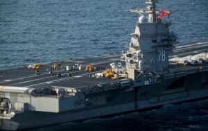 Vista aérea del portaaviones USS Gerald R. Ford en el mar
