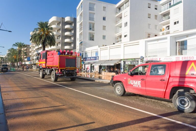 Dos vehículos de la UME en tareas de limpieza en Ibiza tras lluvias