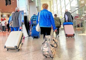 Grupo de personas mayores con maletas en un aeropuerto