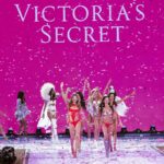 Desfile de moda Victoria's Secret con modelos y confeti en el escenario