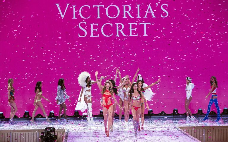 Desfile de moda Victoria's Secret con modelos y confeti en el escenario