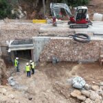 Trabajadores supervisando obras en el Camí de Xarracó y Pont d’en Joaní