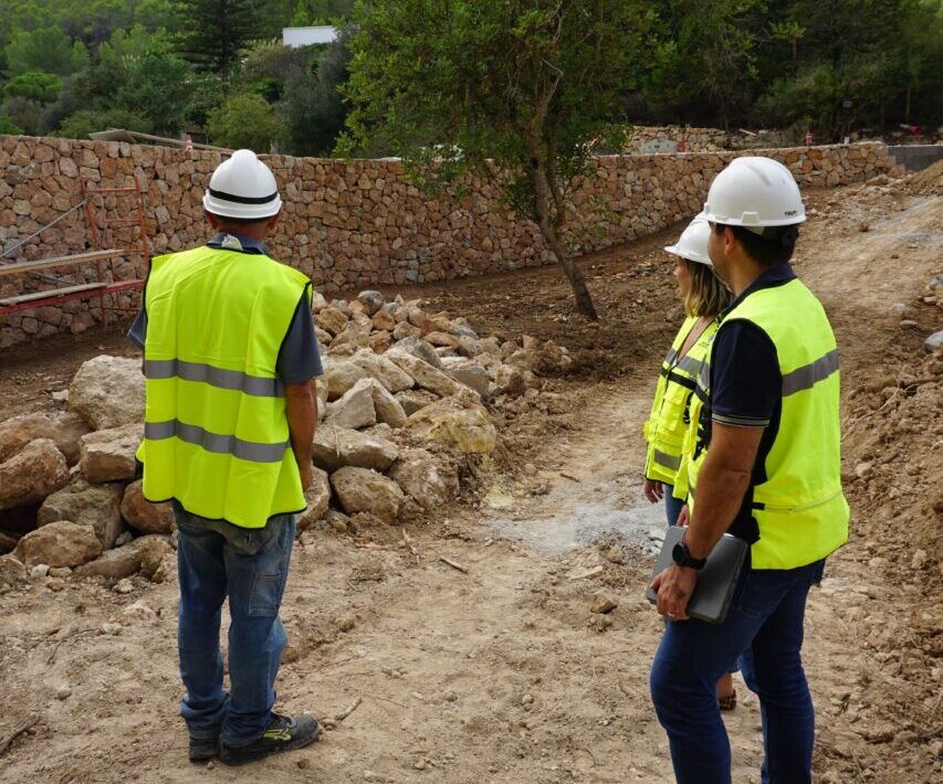 Trabajadores en una obra de rehabilitación en Sant Joan