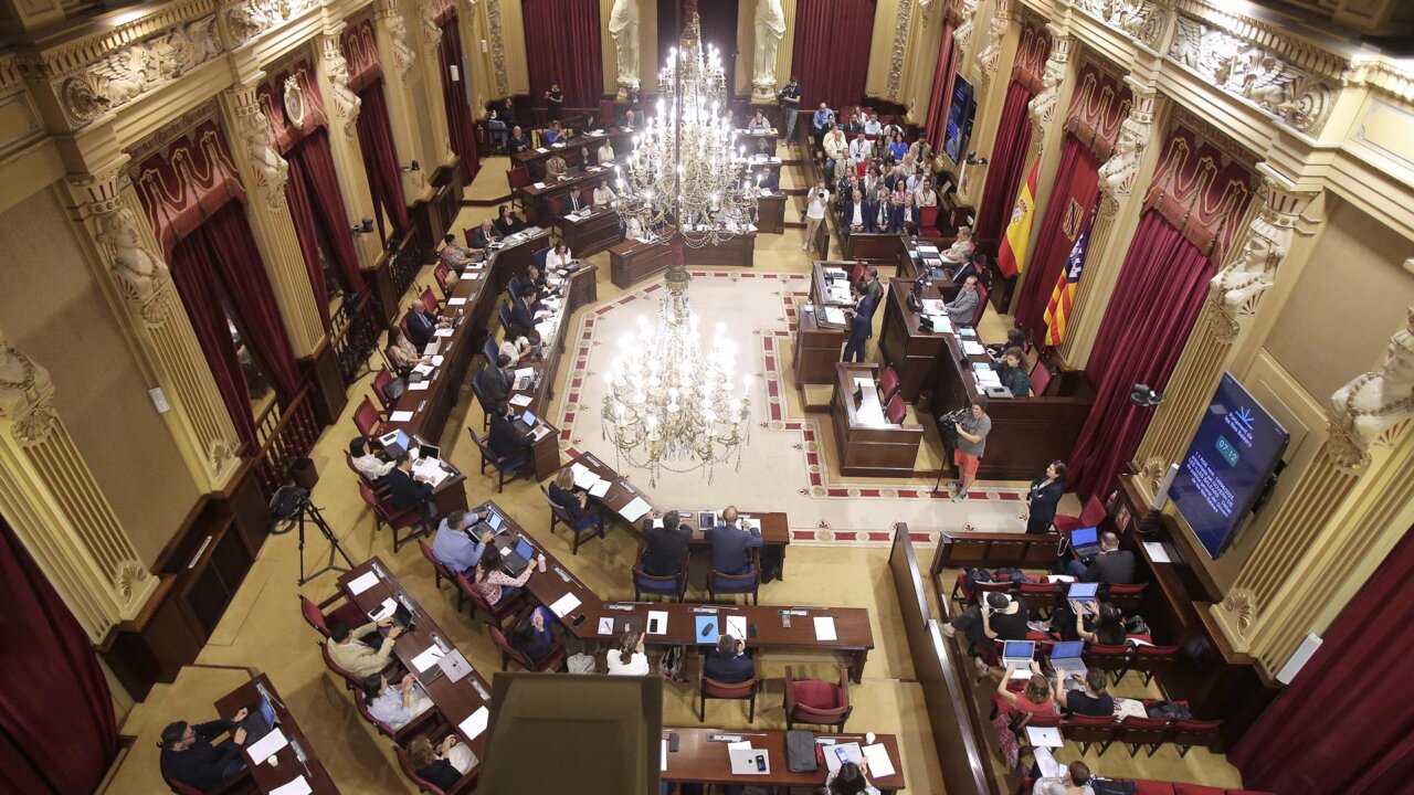Vista del interior del Parlament de las Islas Baleares durante una sesión.