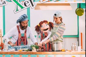Personajes de teatro enseñando gastronomía local a niños