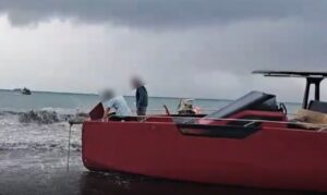 Yate de lujo encallado en la costa de Ibiza con personas a su alrededor