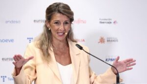 Yolanda Díaz durante una conferencia sobre permisos laborales en España.