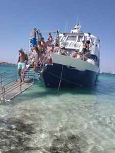 Imagen facilitada por el Govern de pasajeros descendiendo de una golondrina