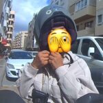 Unusual: a motorcyclist rides with her helmet upside down in Ibiza