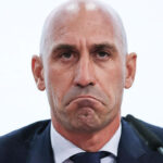 Atacan a Luis Rubiales en la presentación de su libro: así fue el incidente