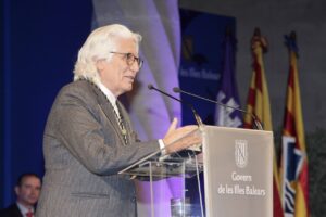 El presidente ejecutivo de Iberostar, Miquel Flux&agrave; Rossell&oacute;, agradeciendo la concessi&oacute;n de la Medalla de Oro 2014
