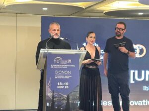 Yann Pissenem se dirige al p&uacute;blico en la gala de los Golden Moon Awards 2025.