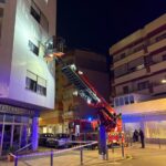 Susto en altura en Ibiza: los bomberos aseguran una fachada tras caer cascotes