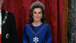 La reina Letizia acapara todas las miradas con su tiara rusa y un impresionante vestido azul en la cena con el sult&aacute;n de Om&aacute;n
