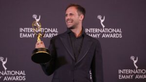 Oriol Pla es el primer espa&ntilde;ol en ganar el Emmy Internacional a mejor actor
