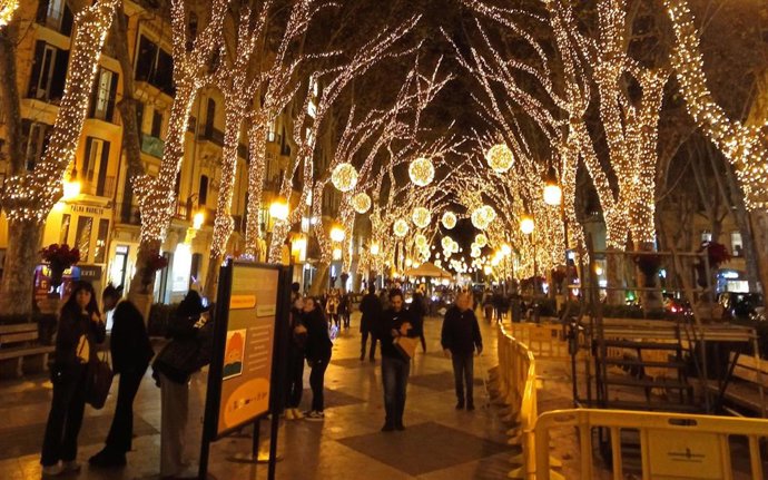 Luces de Navidad en el paseo del Born, en Palma
