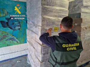 Agente de la Guardia Civil con los alimentos intervenidos