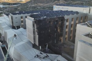 Estado en el que ha quedado el bloque 5º del Hospital de Santa Lucía después del incendio