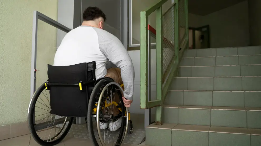 Hombre en silla de ruedas