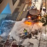 Limpieza jabonosa en un barrio de Ibiza para eliminar el olor a fecales tras la tormenta