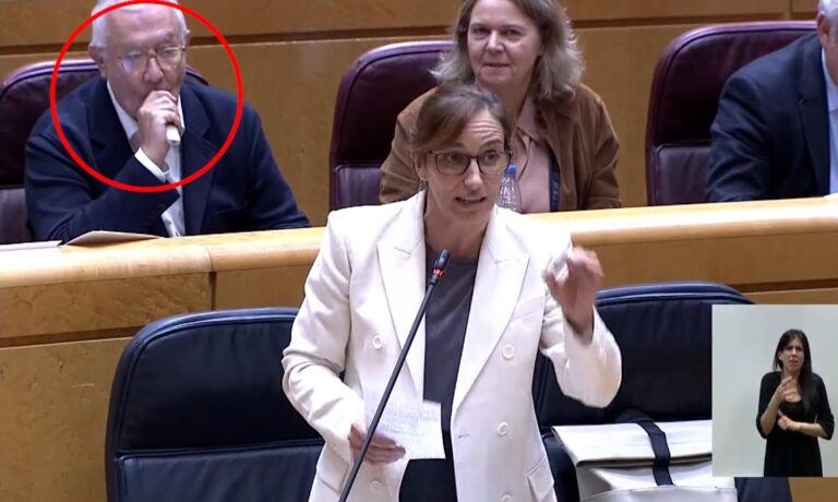 Javier Arenas, cazado ‘vapeando’ detrás de la ministra de Sanidad en pleno Senado