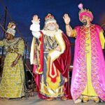 Reyes Magos saludando.