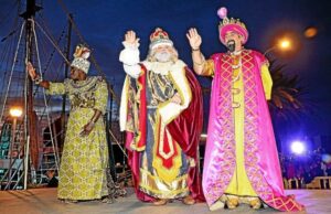 Reyes Magos saludando.