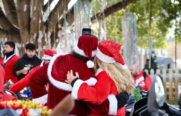 Cientos de motoristas vestidos de Pap&aacute; Noel en las v&iacute;speras de la Navidad.