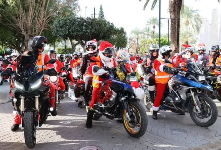 Cientos de motoristas vestidos de Pap&aacute; Noel en las v&iacute;speras de la Navidad.