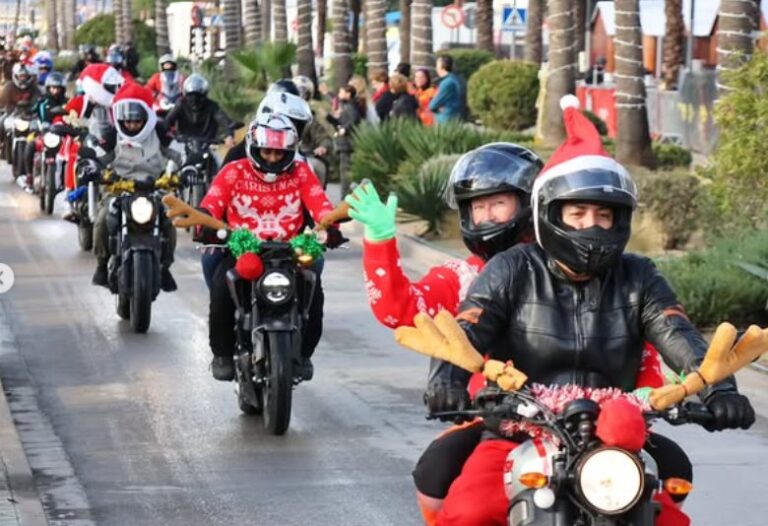 Cientos de motoristas vestidos de Pap&aacute; Noel en las v&iacute;speras de la Navidad.