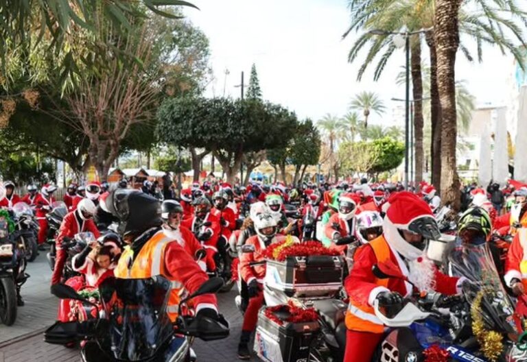 Cientos de motoristas vestidos de Pap&aacute; Noel en las v&iacute;speras de la Navidad.